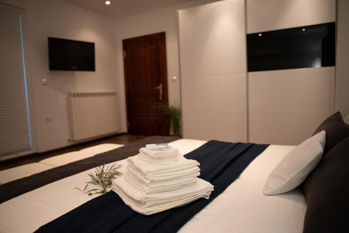 Castle House Rooms, Swimming Pool & Sauna & Tennis Court & Wine Cellar Sežana Exterior foto